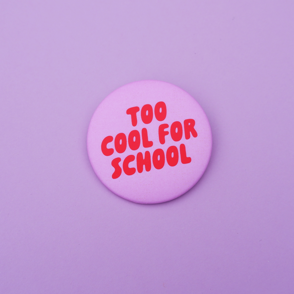 Button „Too Cool for School“ rosa  / tinyday