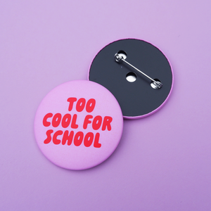 Button „Too Cool for School“ rosa  / tinyday