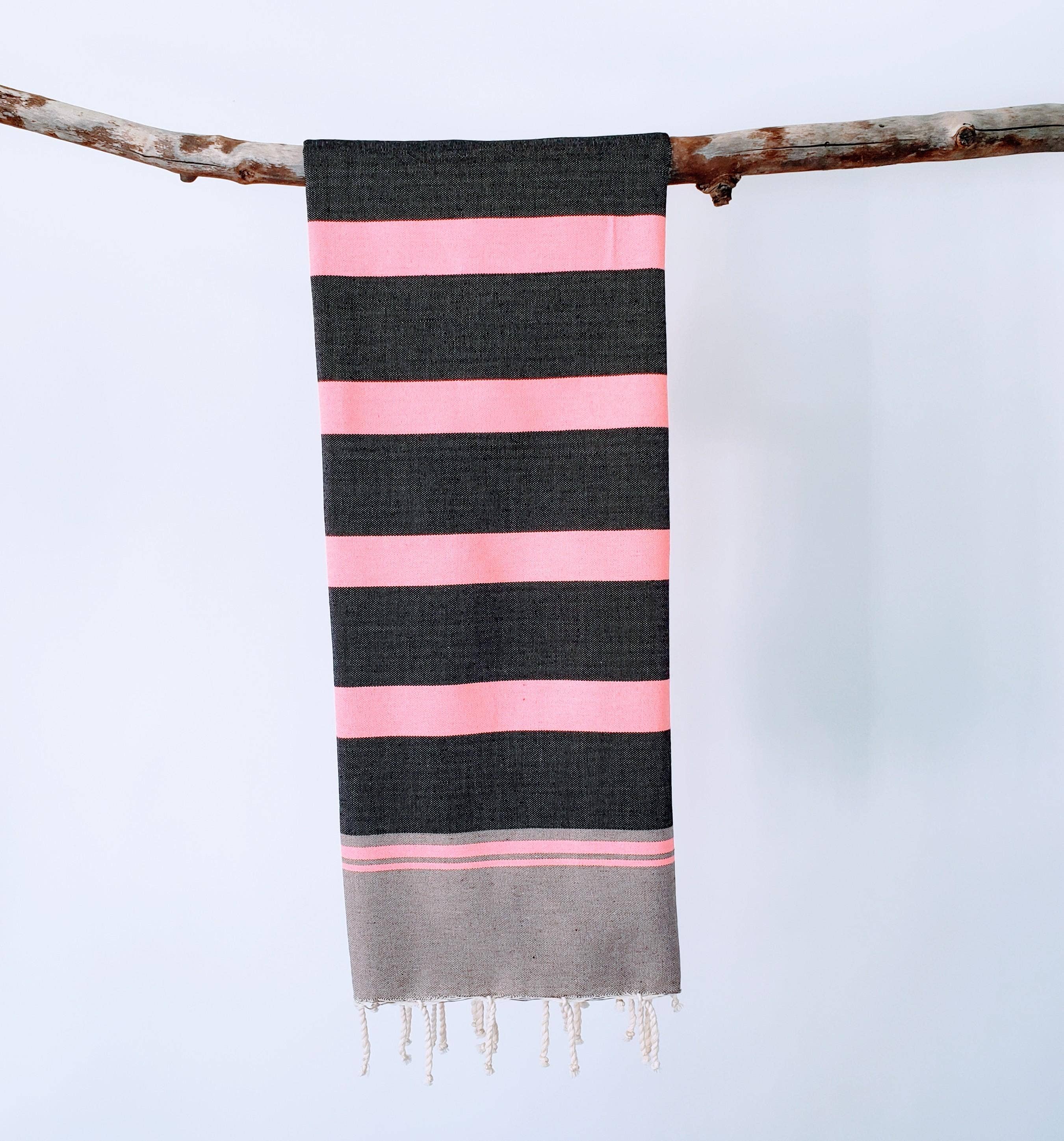 Strandtuch "Muskat-Schwarz-Neonrosa" / Wonderfouta